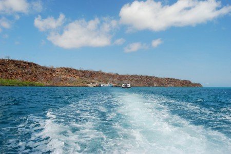 Navette navigant sur le détroit entre l'île Baltra et l'île Santa Cruz
