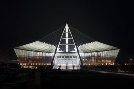 De nuit, le GFC Olympic Stadium s'impose dans le paysage